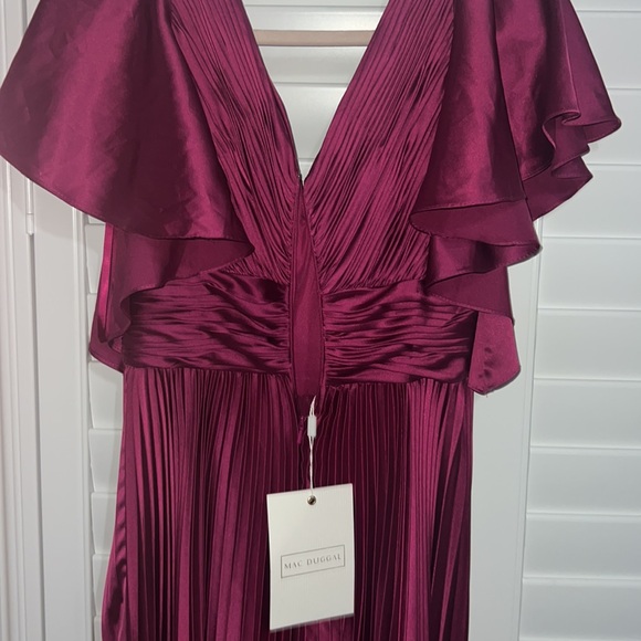 IEENA FOR MAC DUGGAL
Pleated A-Line Flowing Sleeve Gown size 2 new - Picture 15 of 15